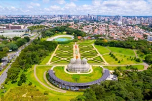 Curitiba-C3A9-conhecida-por-muitos-parques-praC3A7as-e-C3A1reas-verdes-que-confere-um-aspecto-agradC3A1vel-C3A0-cidade.jpg
